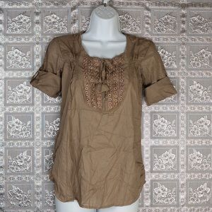 NWT Sonoma Downpour Floral Detail Semi-Fitted Top